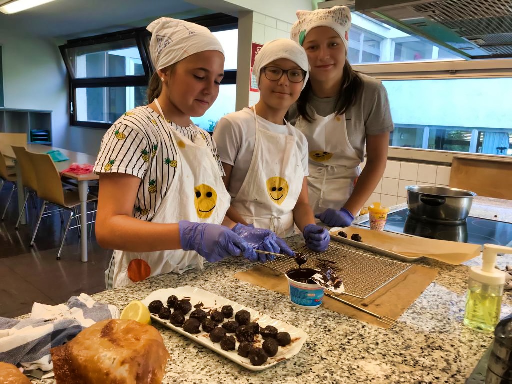 Melina, Ayla und Leonie beim Popcake machen