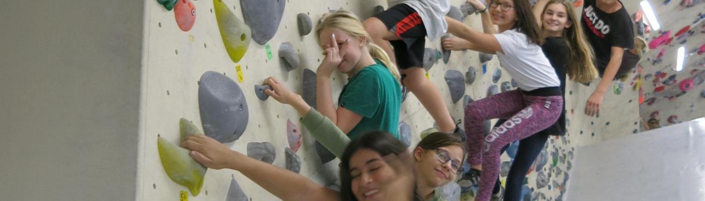 Gruppenfoto Kletterwand