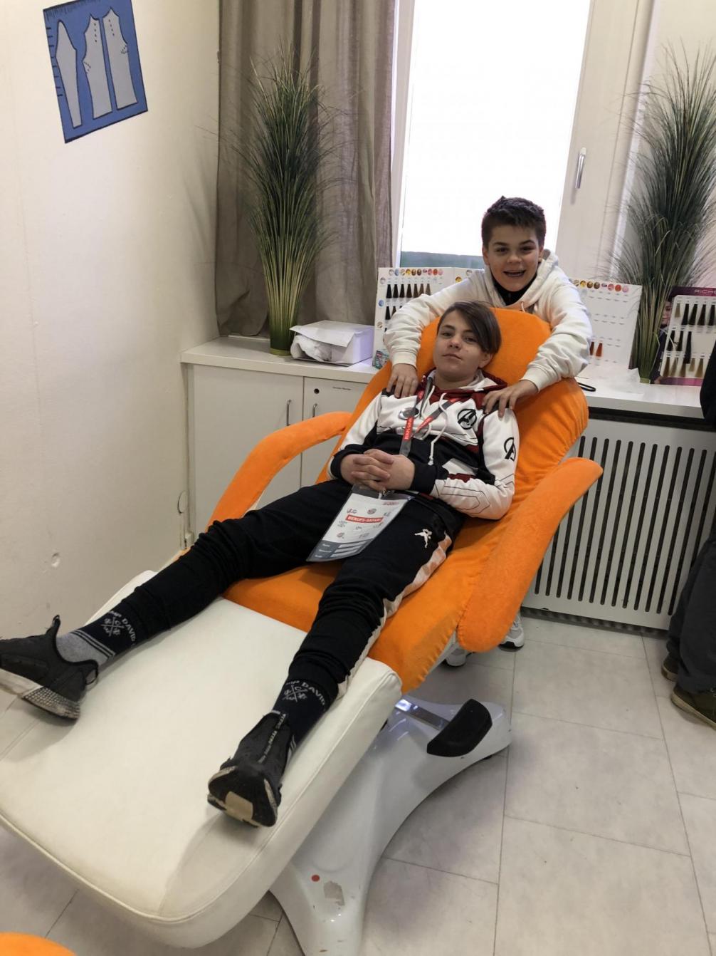 Antonio und Fabian bei der Massage