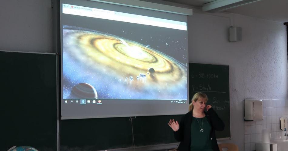 Frau Univ. Prof. Mag. Dr. Konstanze Zwintz in der NMS Reichenau
