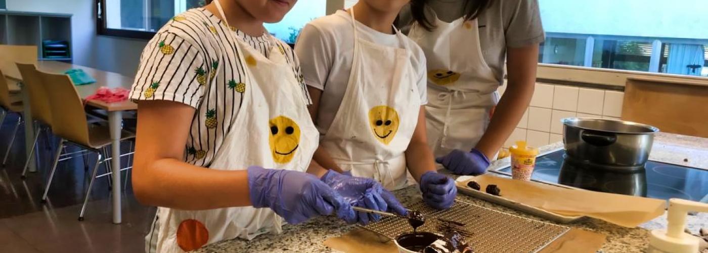 Melina, Ayla und Leonie beim Popcake machen