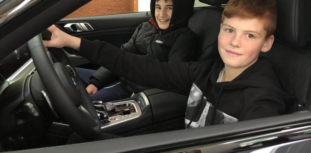 Adnan und Renas im BMW