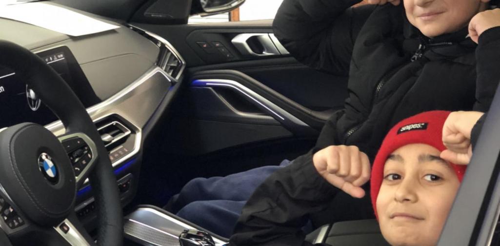 Justin und Everest posen im BMW