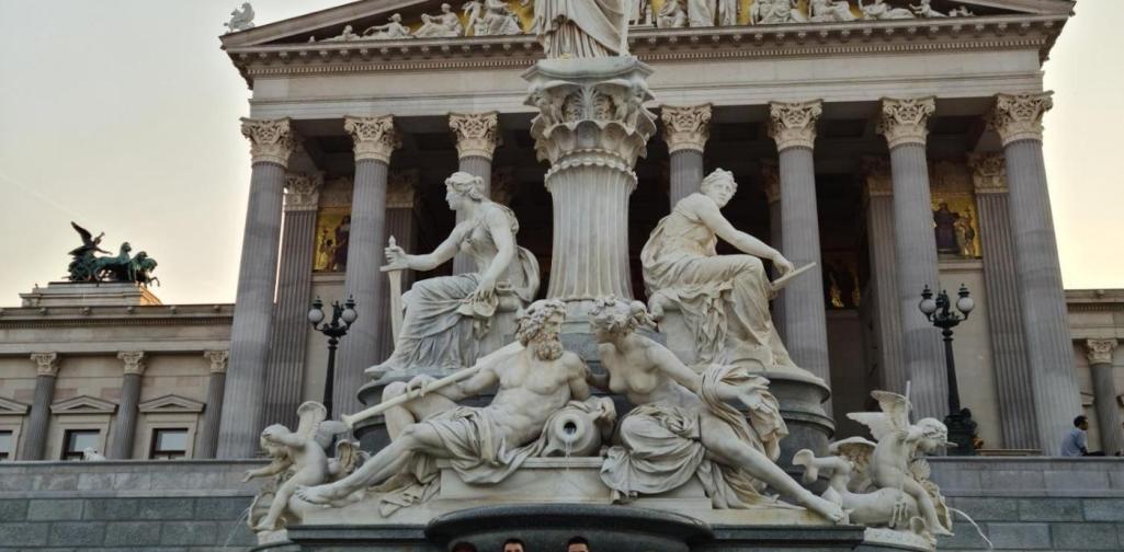 Jungs vor dem Parlament